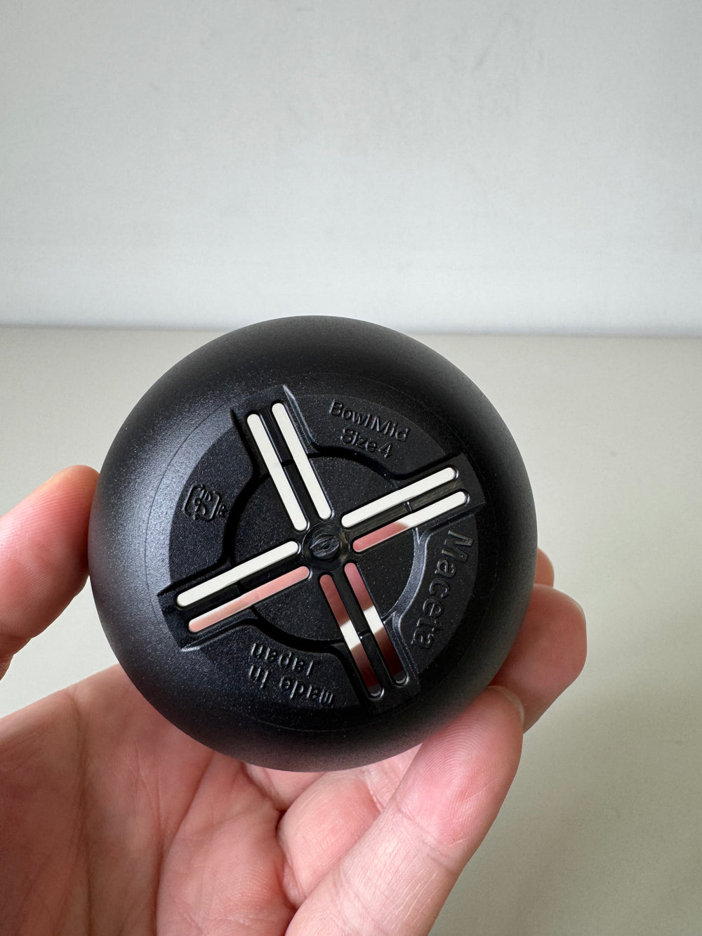 Maceta Bowl Midの鉢底を外側から見たところ。十字形のスリット