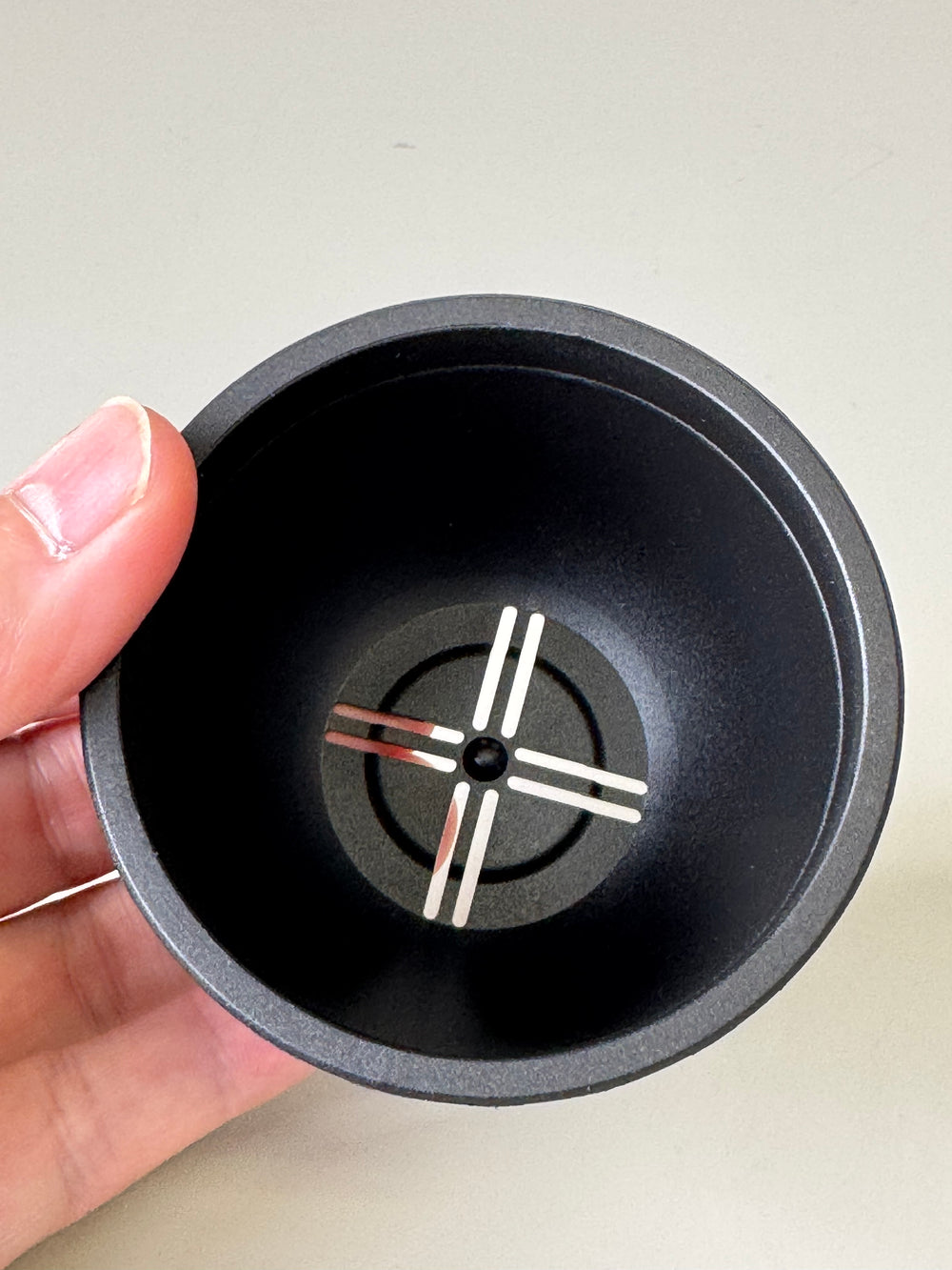 Maceta Bowl Midを上からのぞいた鉢底の内側